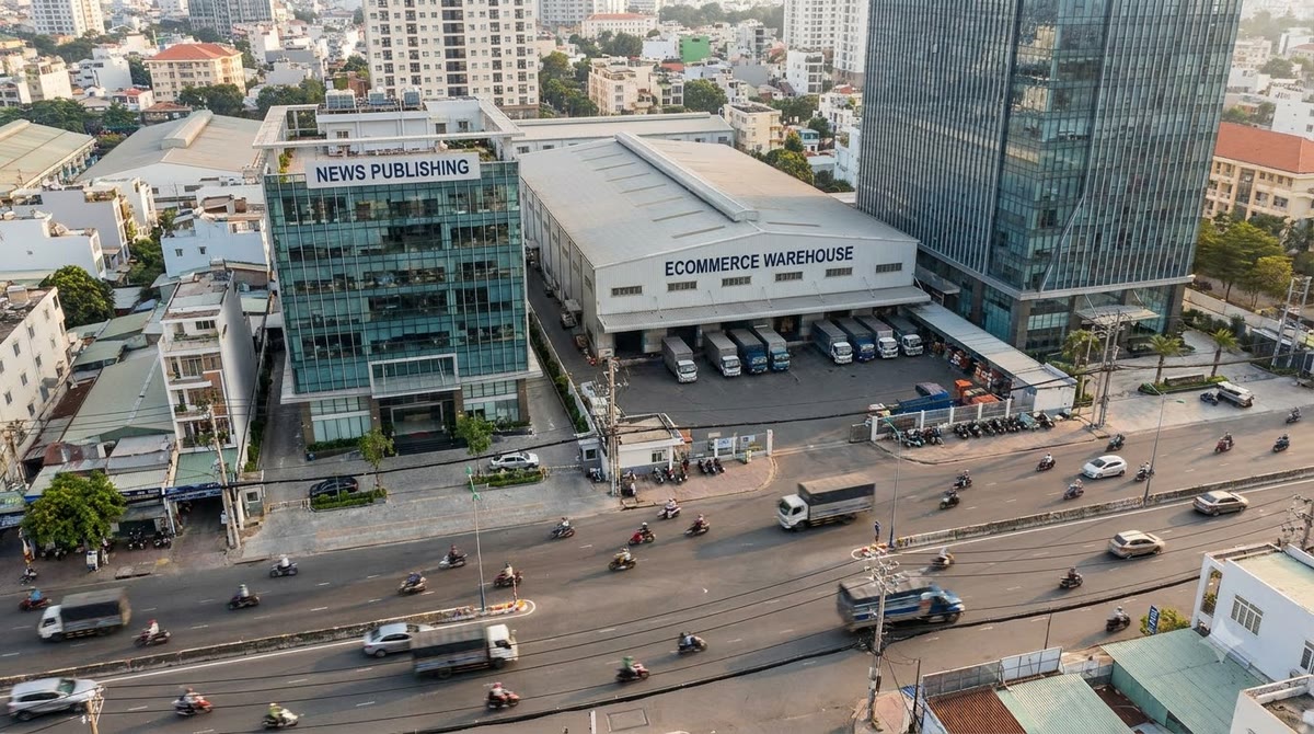 Toàn cảnh đô thị Việt Nam với tòa báo, kho hàng và cao ốc văn phòng