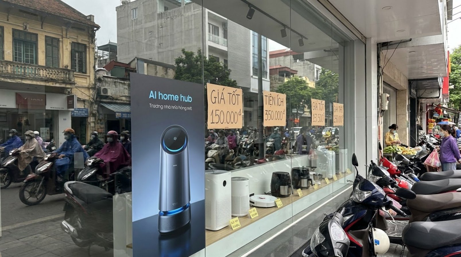 Mẫu thiết bị AI gia đình được trưng bày sau lớp kính cửa hàng điện tử tại Việt Nam