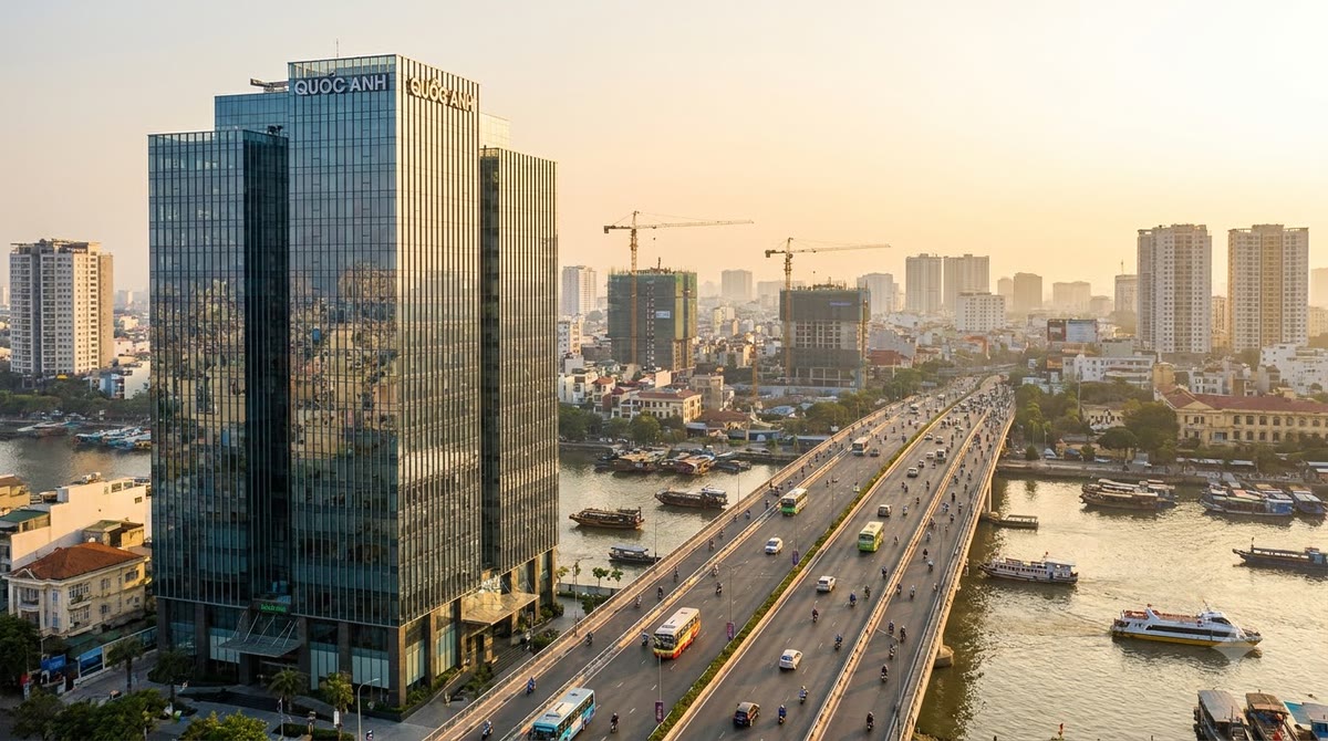Toàn cảnh khu đô thị Việt Nam lúc hoàng hôn với tòa nhà công nghệ ở tiền cảnh
