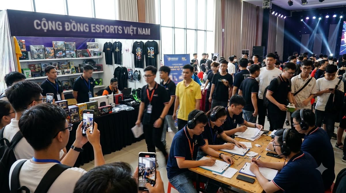 Khán phòng esports đông người, quầy trưng bày và ban tổ chức bàn giấy tờ