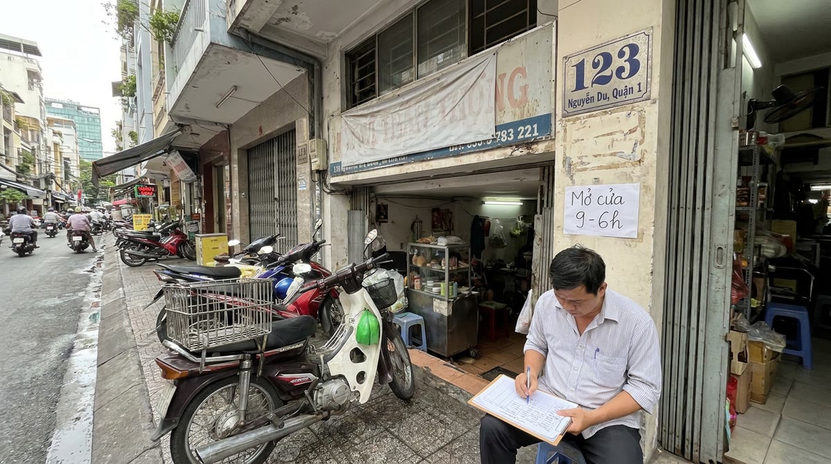 Cửa hàng mặt phố ở Việt Nam với biển địa chỉ, xe máy giao hàng và sổ danh bạ